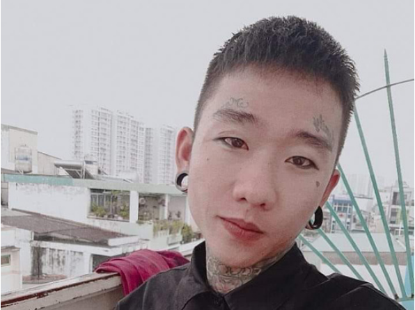 CLIP: Chủ tiệm vàng bị tên cướp đánh gục khi đang xem đá bóng