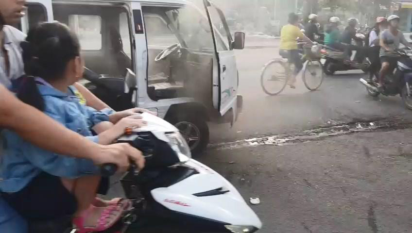 Xe chở học sinh tiểu học ở Bình Dương bốc cháy, nhiều người lao vào dập lửa