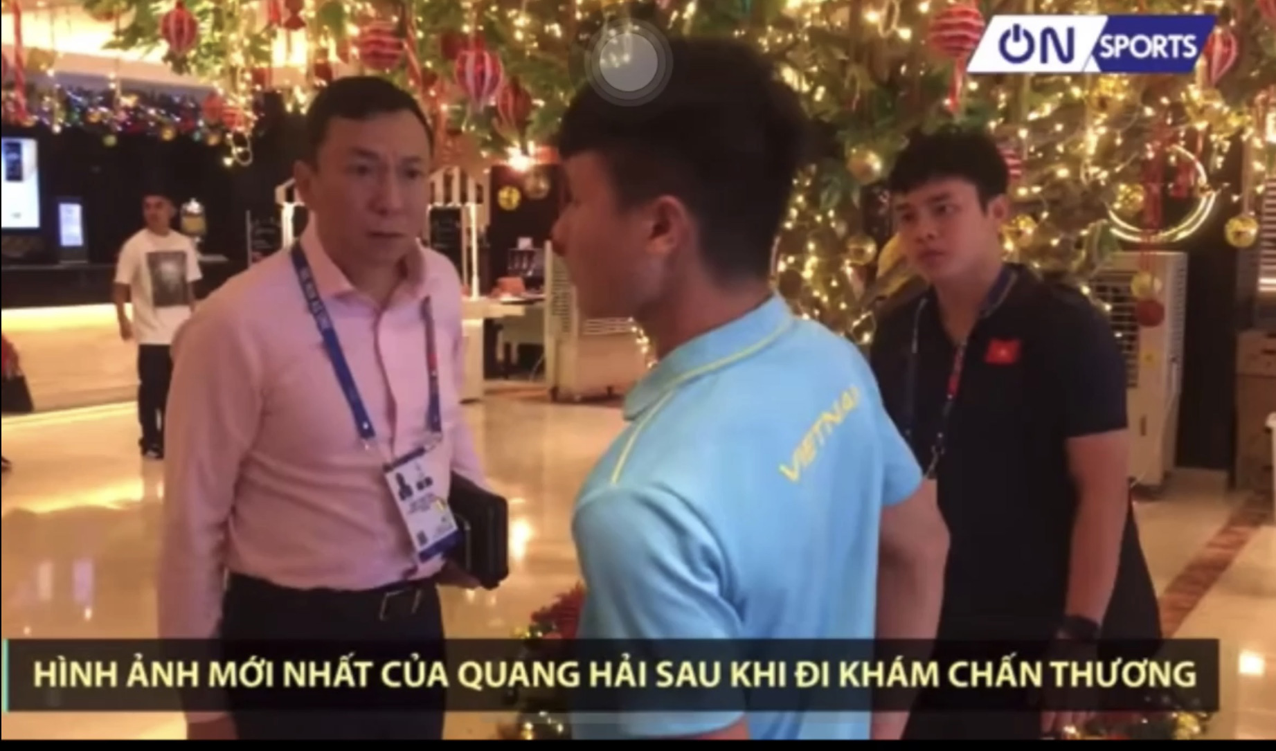 CLIP: Quang Hải trở về khách sạn sau khi khám bị chẩn đoán là rách cơ đùi