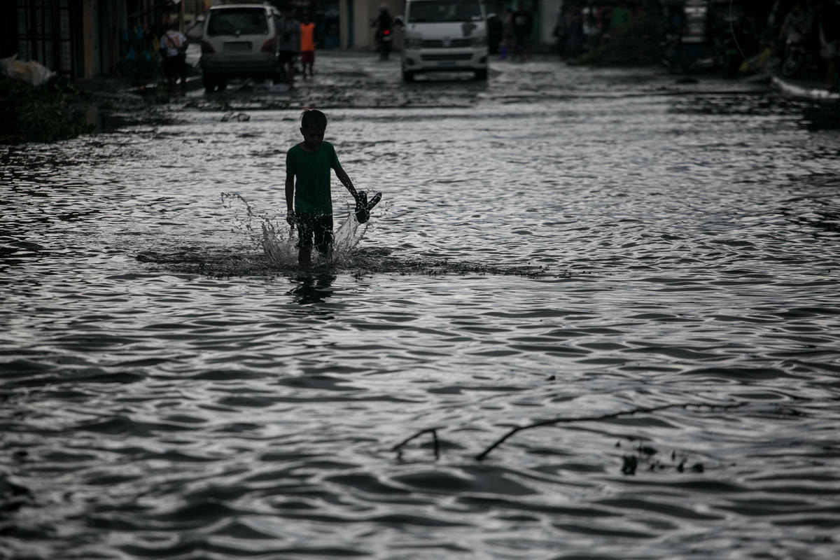 Bão Kammuri rời Philippines, hướng ra biển Đông - Ảnh 7.