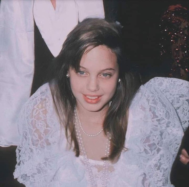 Vẻ đẹp như búp bê của Angelina Jolie năm 11 tuổi - Ảnh 1.