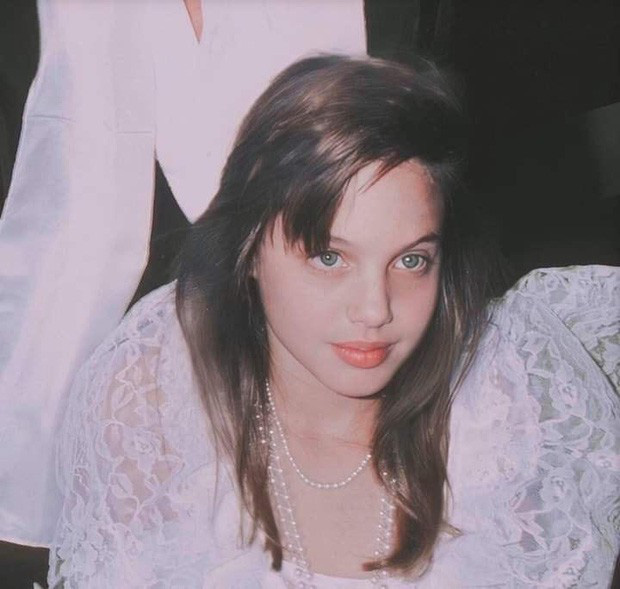 Vẻ đẹp như búp bê của Angelina Jolie năm 11 tuổi - Ảnh 2.