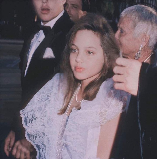 Vẻ đẹp như búp bê của Angelina Jolie năm 11 tuổi - Ảnh 3.