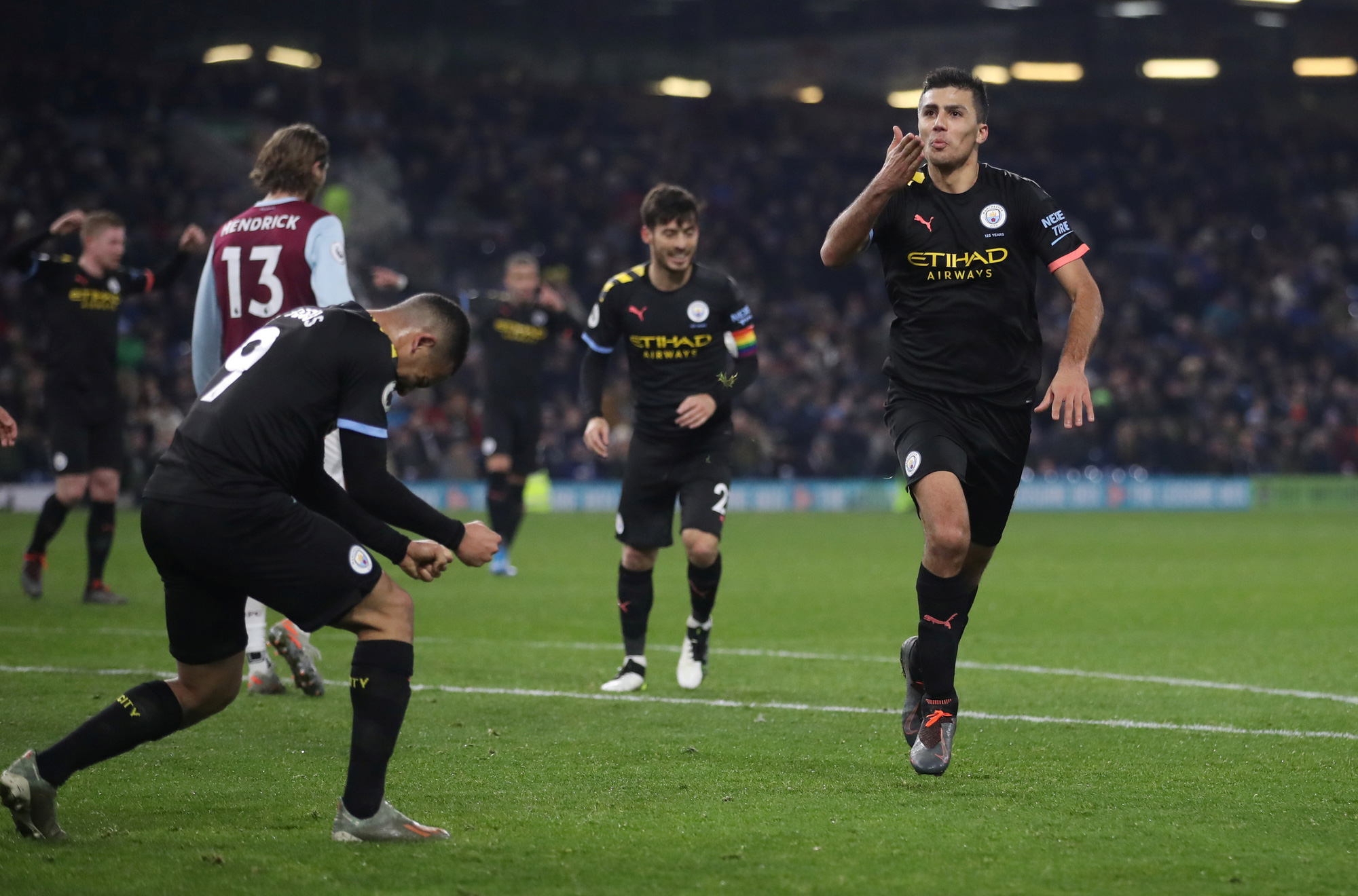 Tân binh góp công siêu phẩm, Man City trở lại ngôi nhì Ngoại hạng - Ảnh 7.