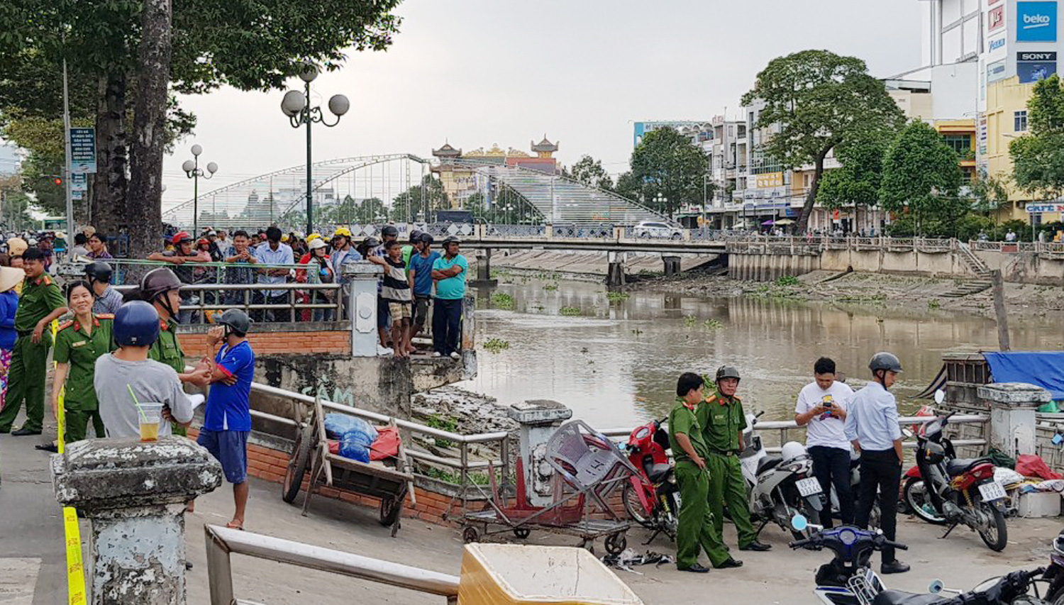 Người đàn ông bỏ mạng vì cố trèo qua hàng rào cây cầu đang xây dựng