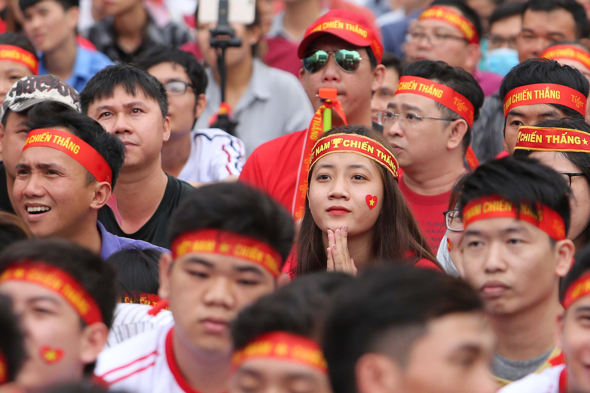 Khoảnh khắc h&agrave;ng ng&agrave;n CĐV vỡ o&agrave; sau m&agrave;n ngược d&ograve;ng kịch t&iacute;nh của  U22 Việt Nam - Ảnh 11.