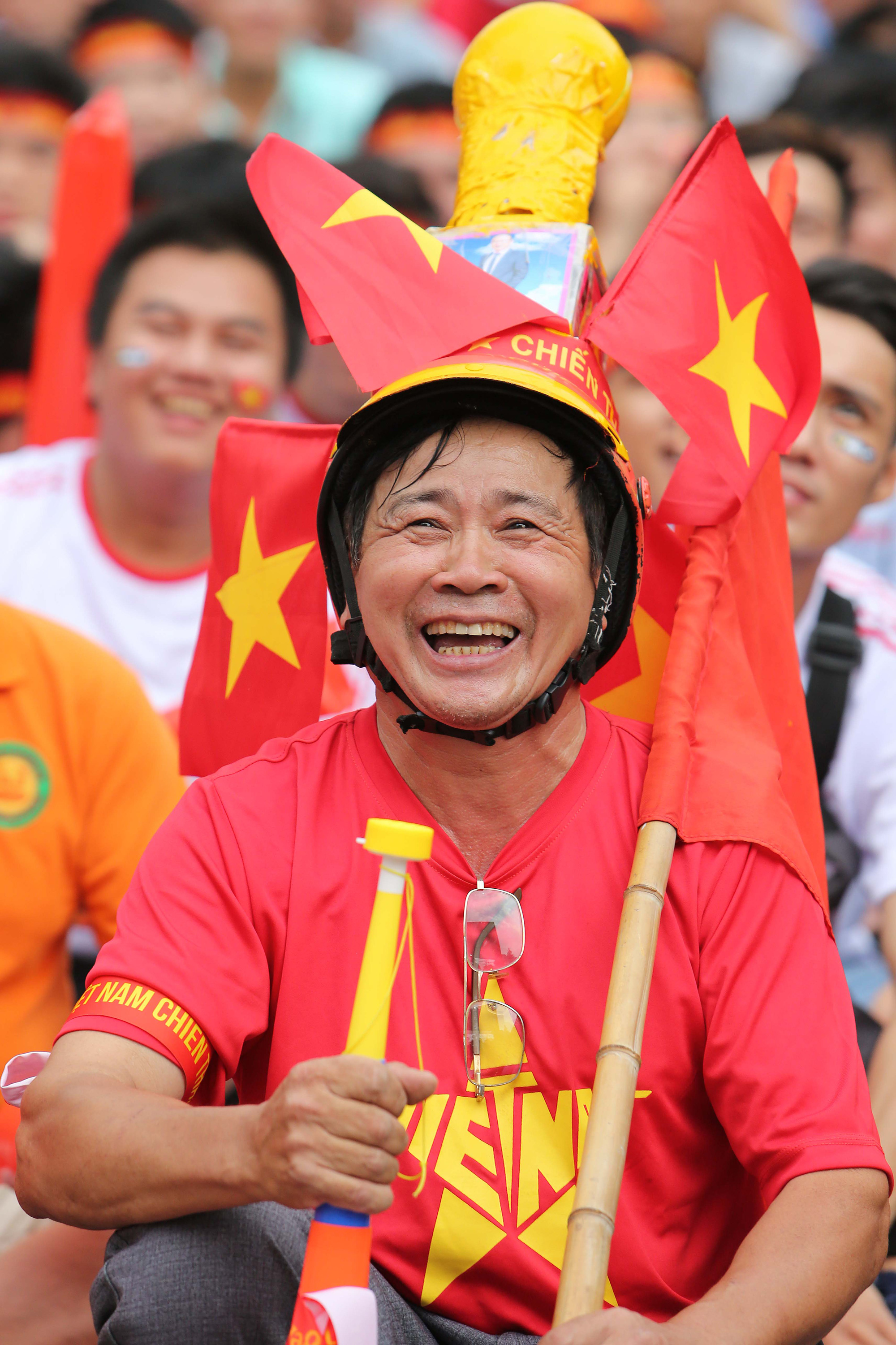 Khoảnh khắc h&agrave;ng ng&agrave;n CĐV vỡ o&agrave; sau m&agrave;n ngược d&ograve;ng kịch t&iacute;nh của  U22 Việt Nam - Ảnh 7.