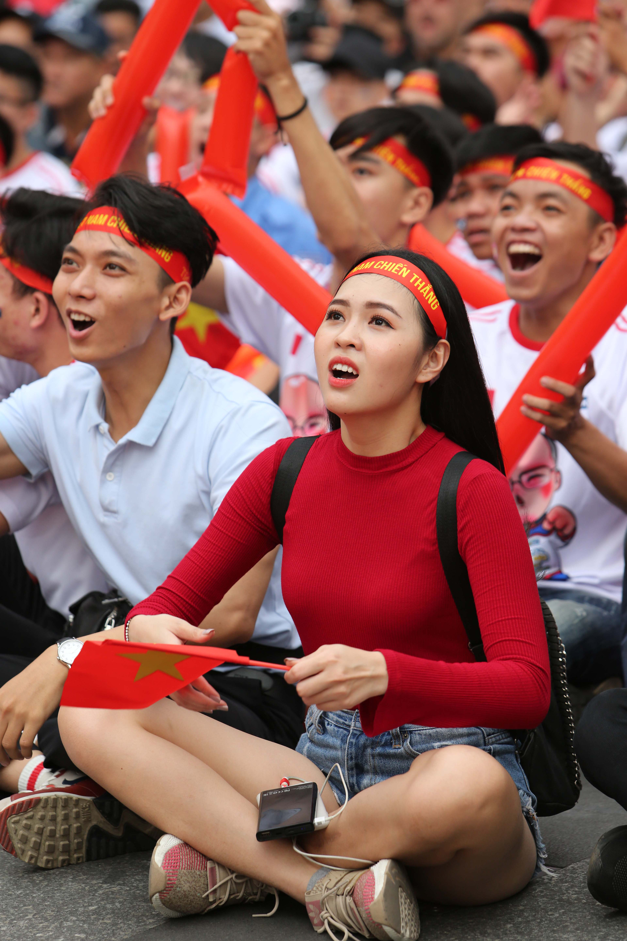 Khoảnh khắc h&agrave;ng ng&agrave;n CĐV vỡ o&agrave; sau m&agrave;n ngược d&ograve;ng kịch t&iacute;nh của  U22 Việt Nam - Ảnh 8.