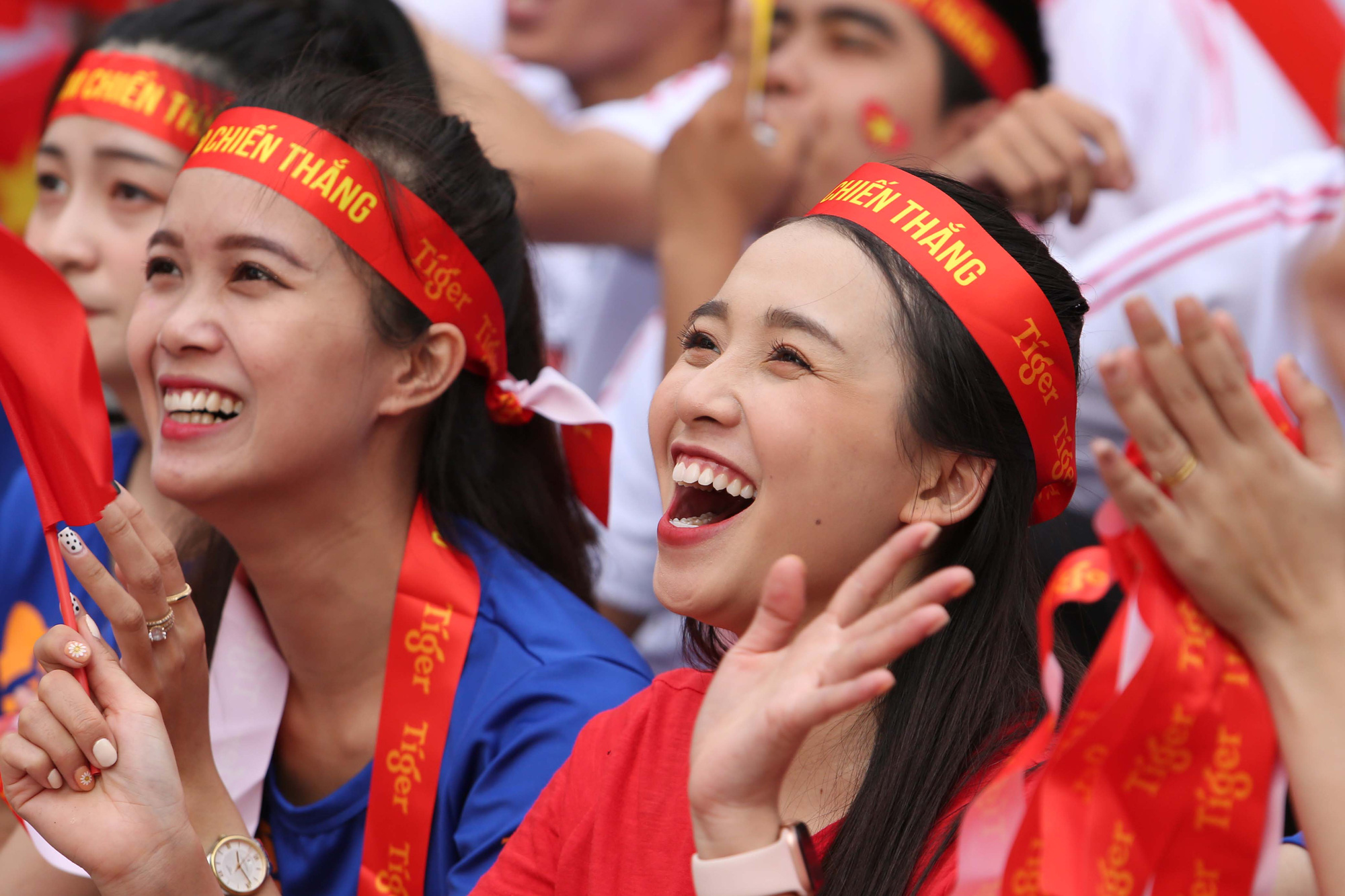 Khoảnh khắc h&agrave;ng ng&agrave;n CĐV vỡ o&agrave; sau m&agrave;n ngược d&ograve;ng kịch t&iacute;nh của  U22 Việt Nam - Ảnh 4.