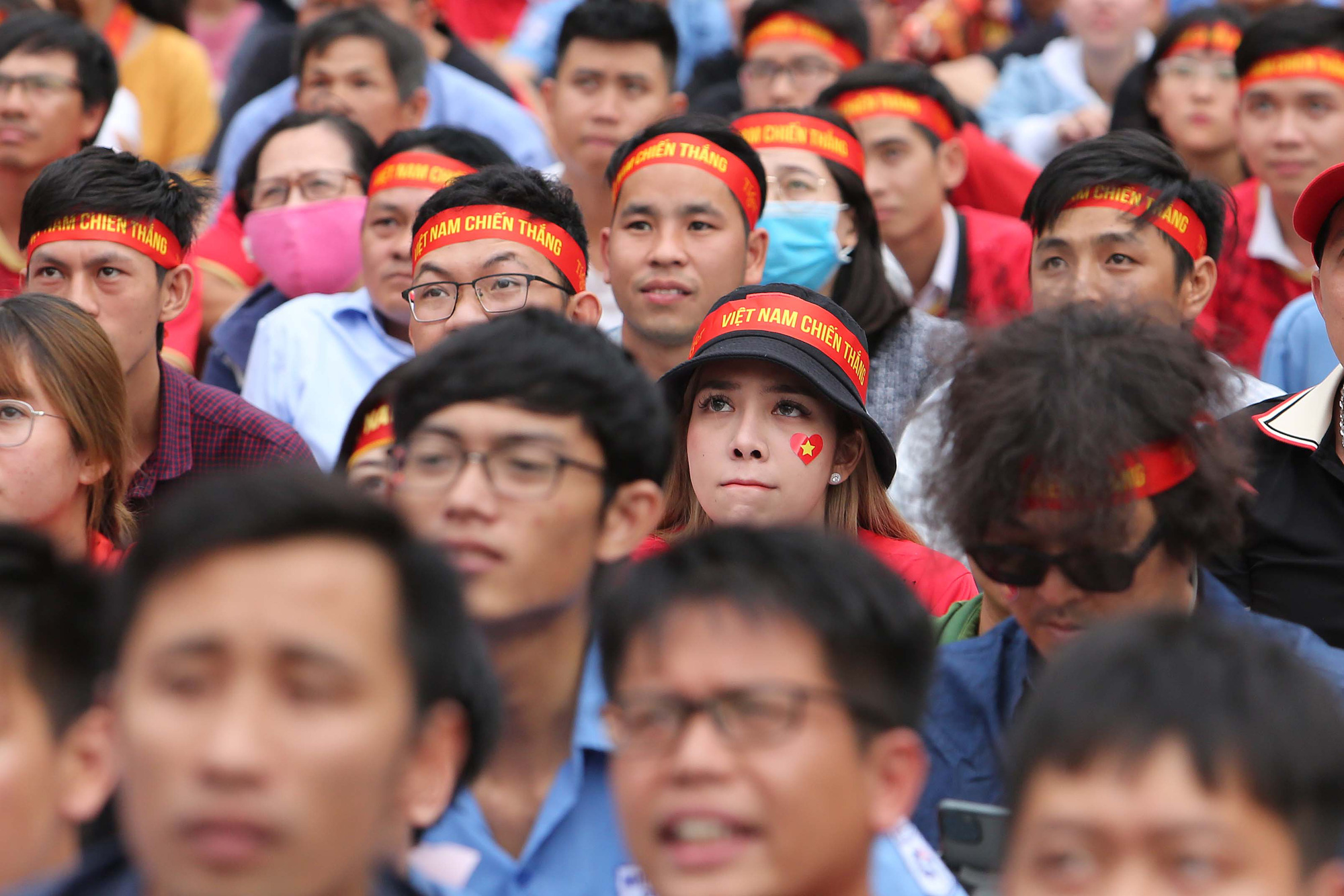 Khoảnh khắc h&agrave;ng ng&agrave;n CĐV vỡ o&agrave; sau m&agrave;n ngược d&ograve;ng kịch t&iacute;nh của  U22 Việt Nam - Ảnh 5.