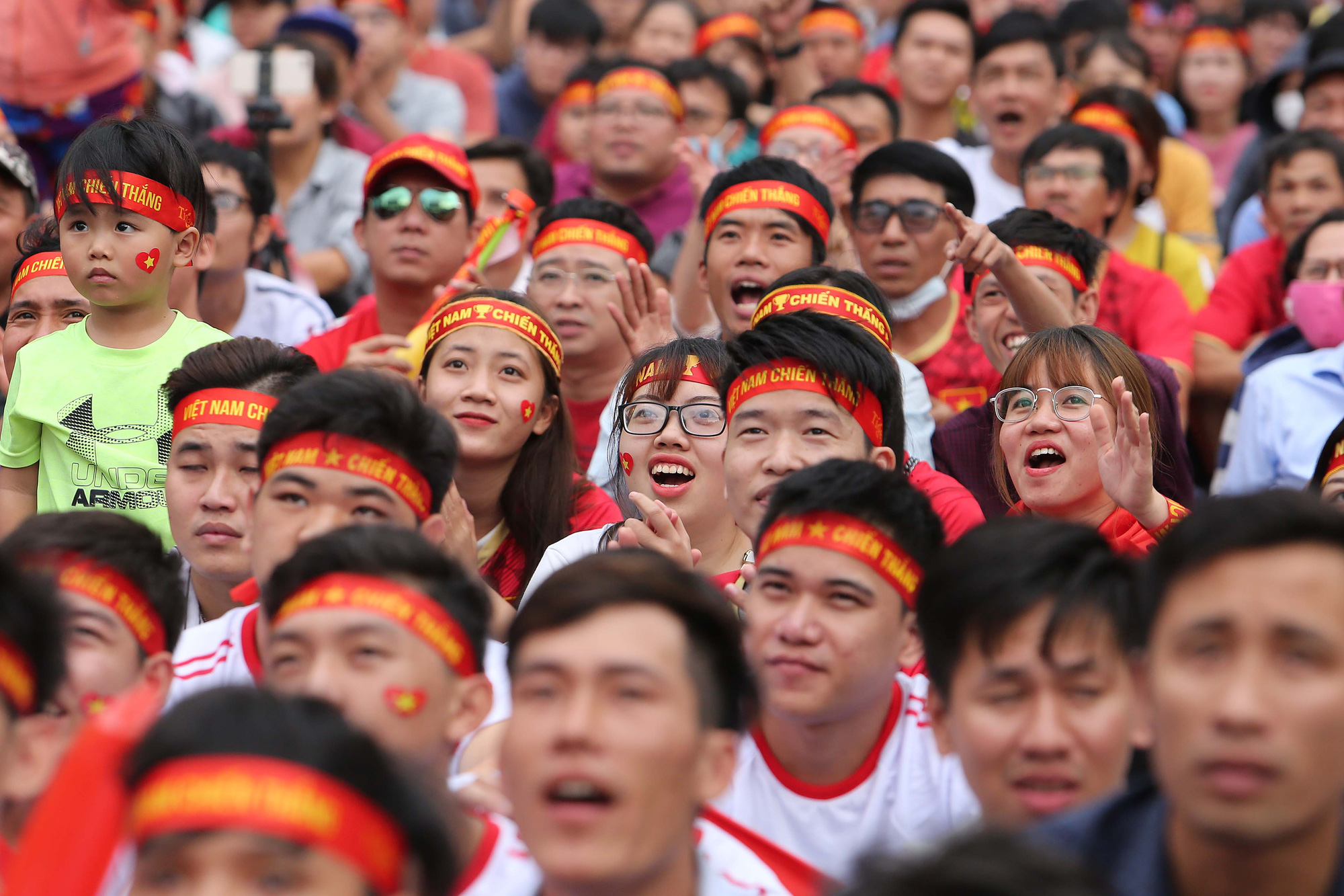 Khoảnh khắc h&agrave;ng ng&agrave;n CĐV vỡ o&agrave; sau m&agrave;n ngược d&ograve;ng kịch t&iacute;nh của  U22 Việt Nam - Ảnh 12.