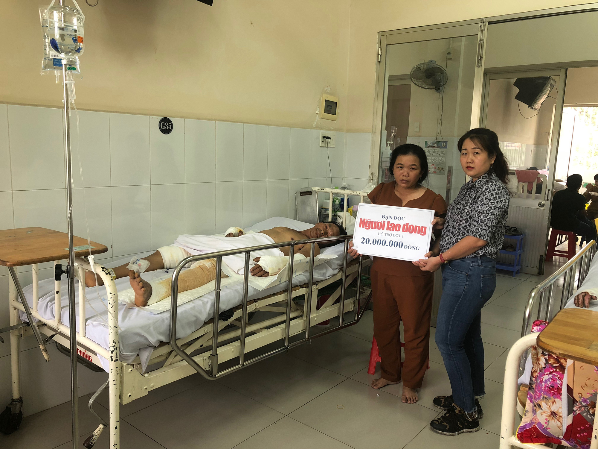 Trao 20 triệu đồng cho gia đình anh Huỳnh Minh Thiện