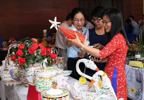 Triển lãm ảnh và sản phẩm tái chế từ rác