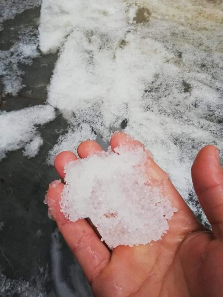 Th&iacute;ch th&uacute; đắp người tuyết tr&ecirc;n đỉnh Fansipan ng&agrave;y đầu đ&ocirc;ng - Ảnh 5.