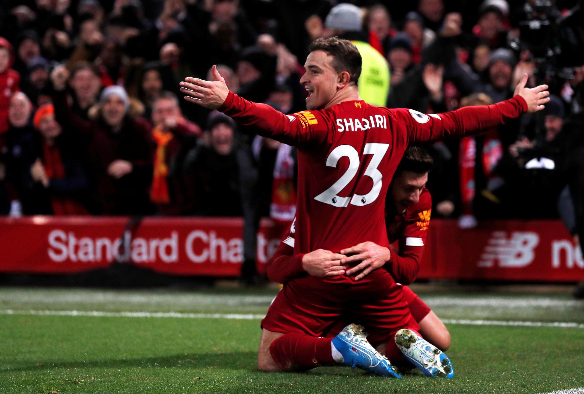 Liverpool đại náo derby Merseyside, tiệc bàn thắng tưng bừng Anfield