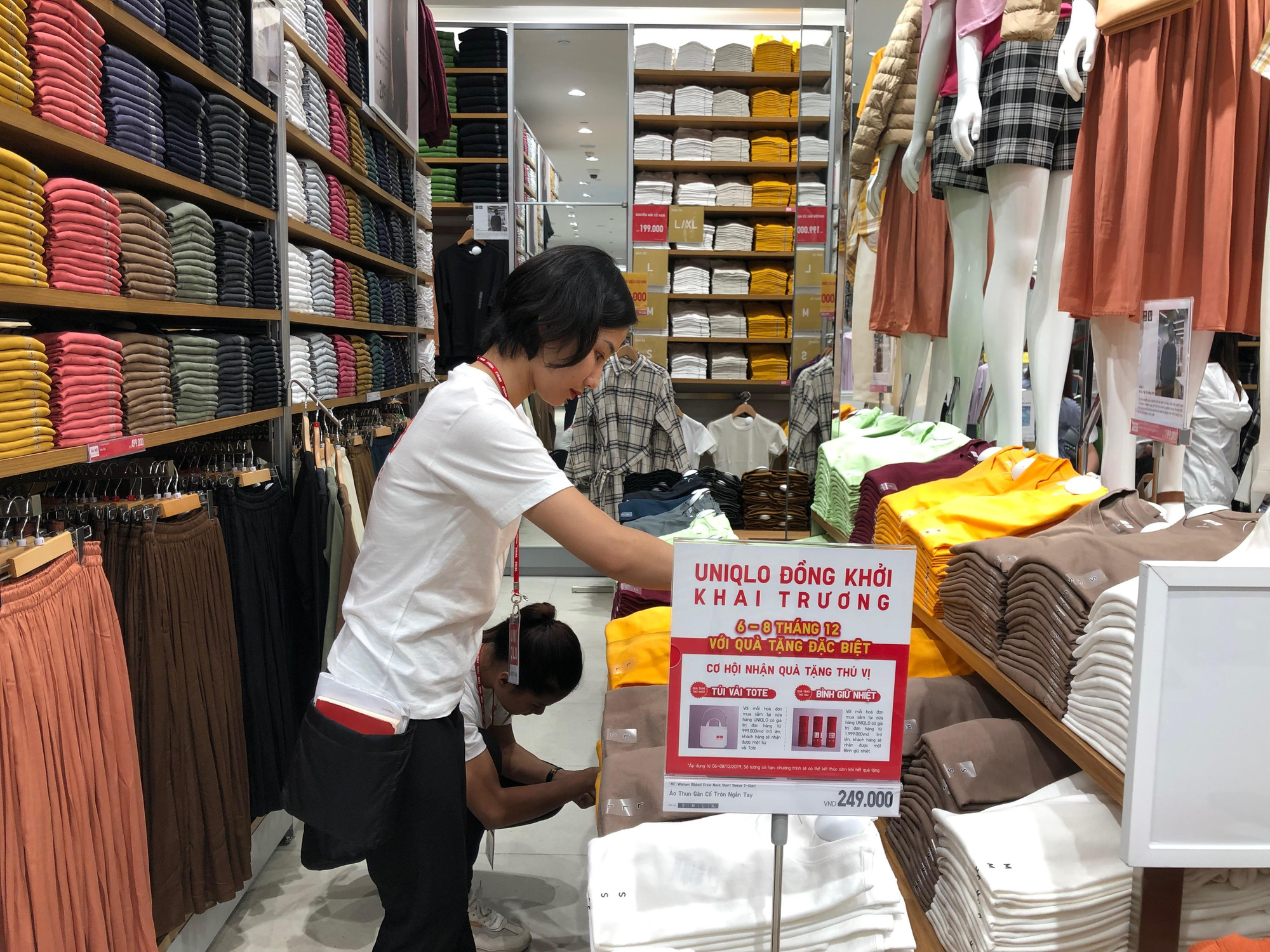 Trước ngày khai trương, UniQlo tuyên bố sẽ không thu hút khách bằng chiến lược giảm giá