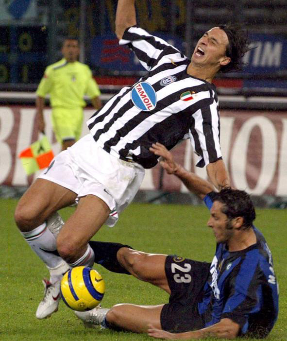 Ibrahimovic th&uacute; nhận đ&ograve;n trả đũa kinh ho&agrave;ng Materazzi sau 4 năm - Ảnh 2.