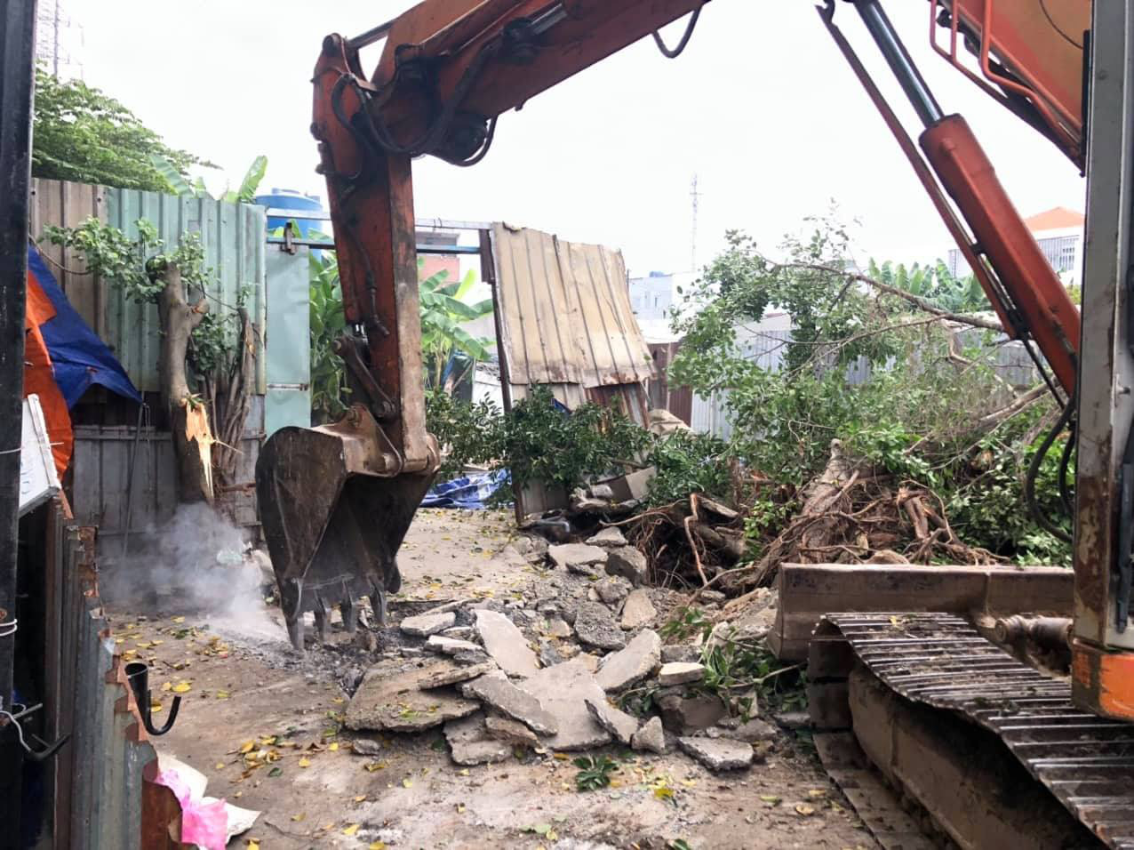 Cận cảnh ph&aacute; bỏ h&agrave;ng loạt căn nh&agrave; x&acirc;y liều ở l&agrave;ng đại học Thủ Đức - Ảnh 4.
