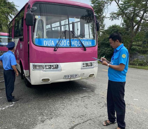 Chớ liều với xe đưa rước học sinh