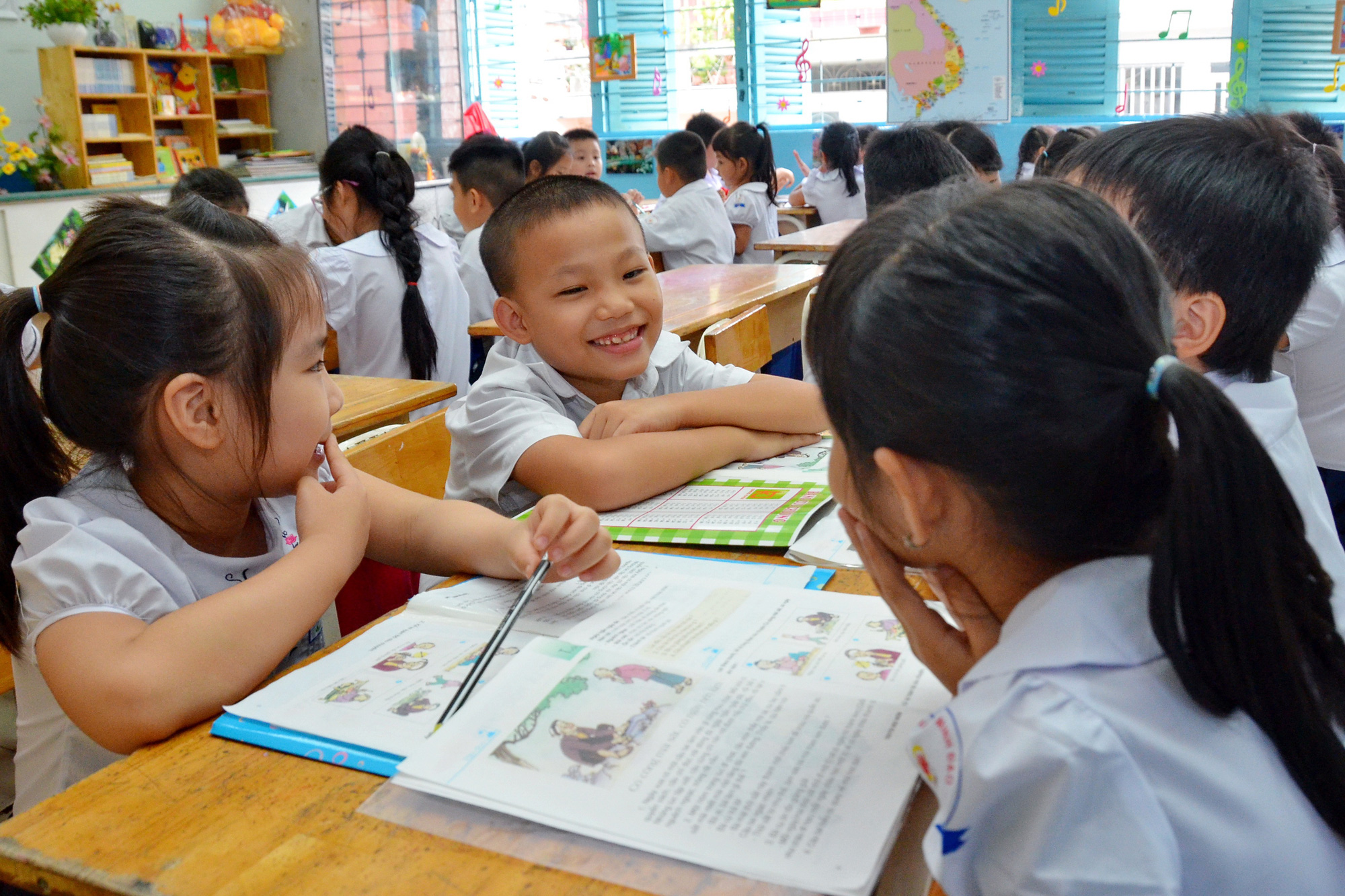 "Ăn lương tháng" thì lãnh đạo sở chọn sách nào?: 58 nhà xuất bản "đầu hàng"!