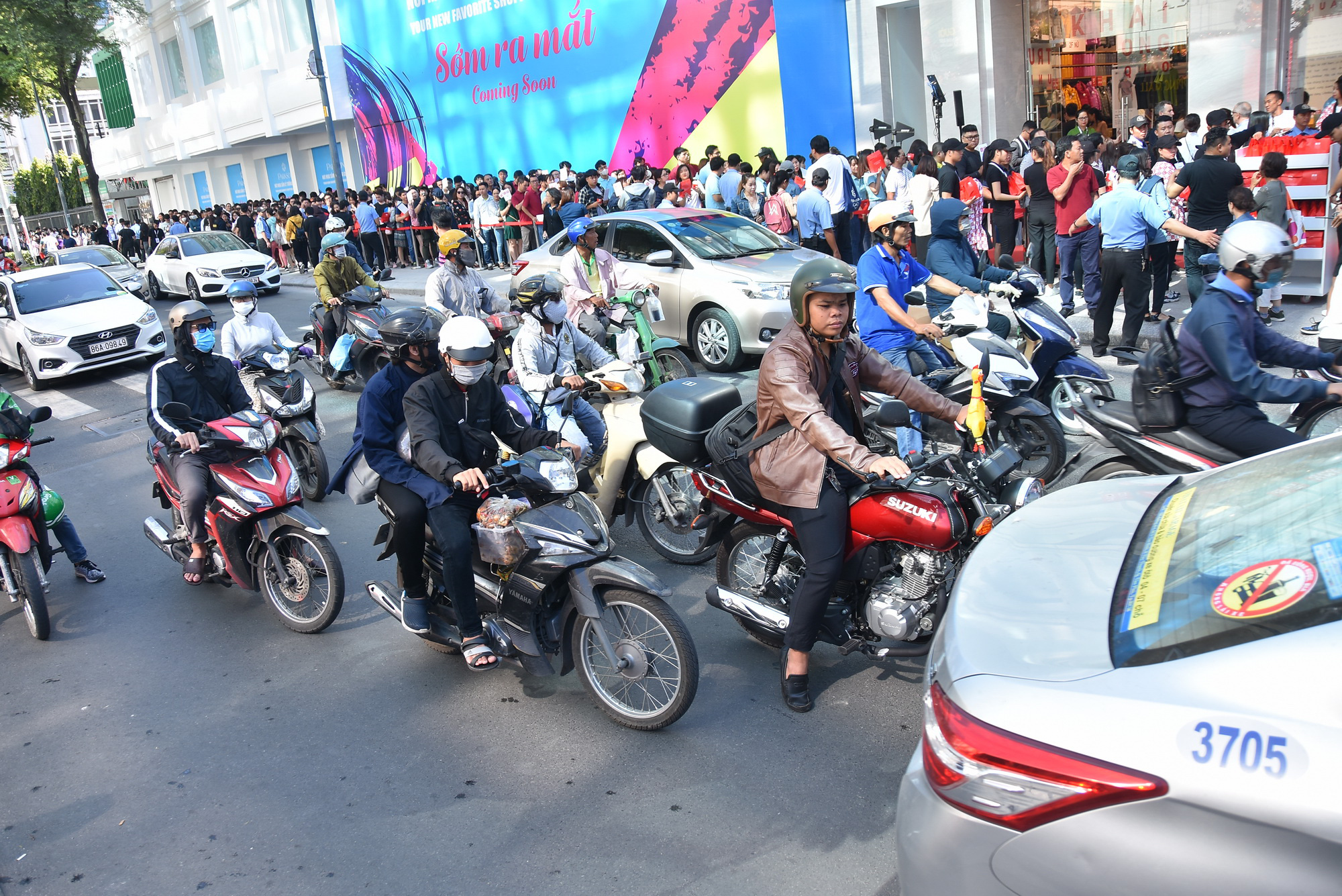 H&agrave;ng ng&agrave;n người xếp h&agrave;ng ch&agrave;o đ&oacute;n thương hiệu thời trang của tỉ ph&uacute; Nhật - Ảnh 2.