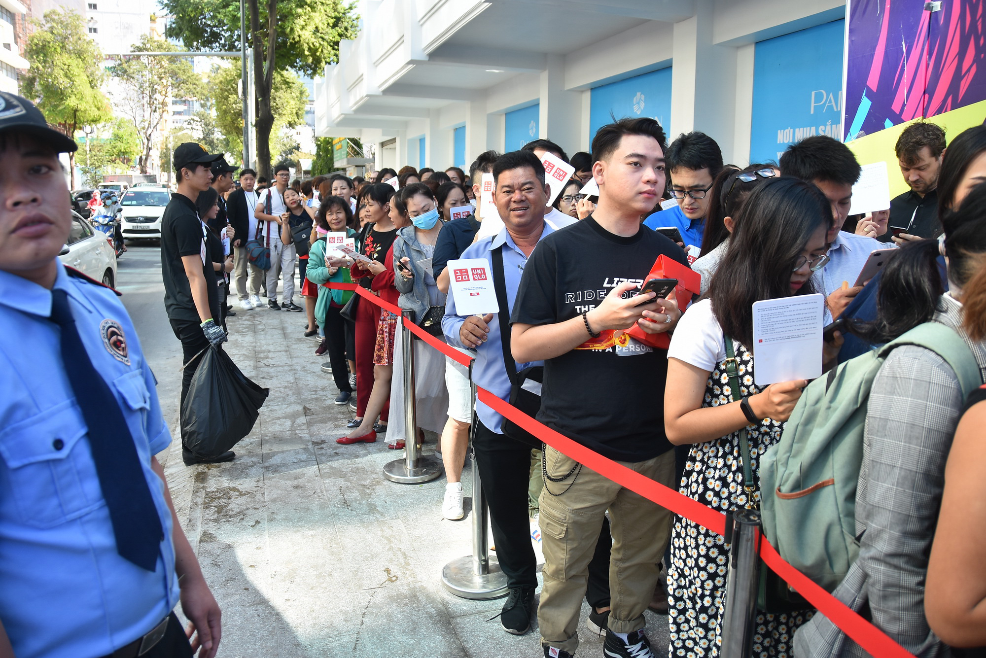 H&agrave;ng ng&agrave;n người xếp h&agrave;ng ch&agrave;o đ&oacute;n thương hiệu thời trang của tỉ ph&uacute; Nhật - Ảnh 1.