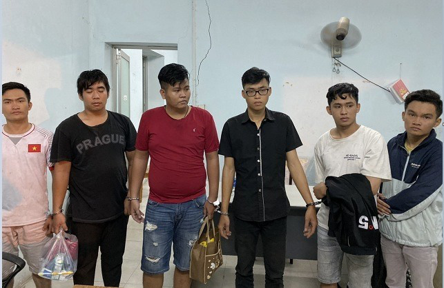 Chân dung nhóm người giả cảnh sát hình sự luôn kè súng vừa sa lưới ở TP HCM