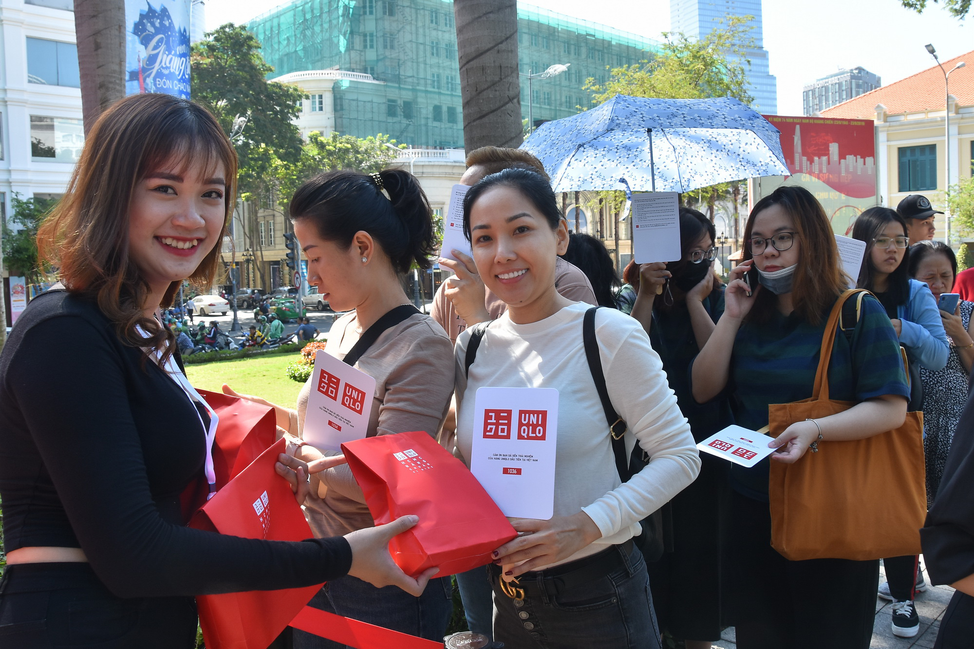 H&agrave;ng ng&agrave;n người xếp h&agrave;ng ch&agrave;o đ&oacute;n thương hiệu thời trang của tỉ ph&uacute; Nhật - Ảnh 7.
