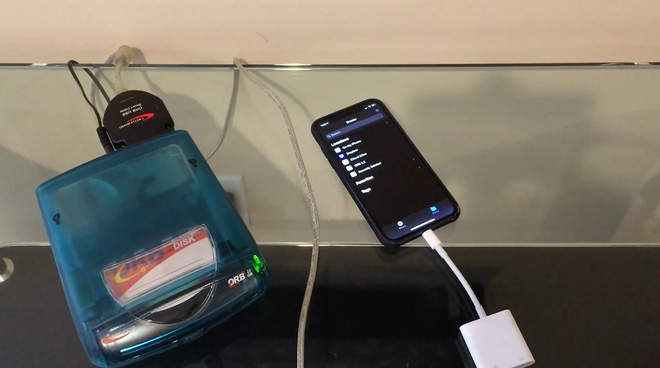 Sử dụng iPhone v&agrave; Apple Watch hồi sinh đồ c&ocirc;ng nghệ cổ - Ảnh 8.