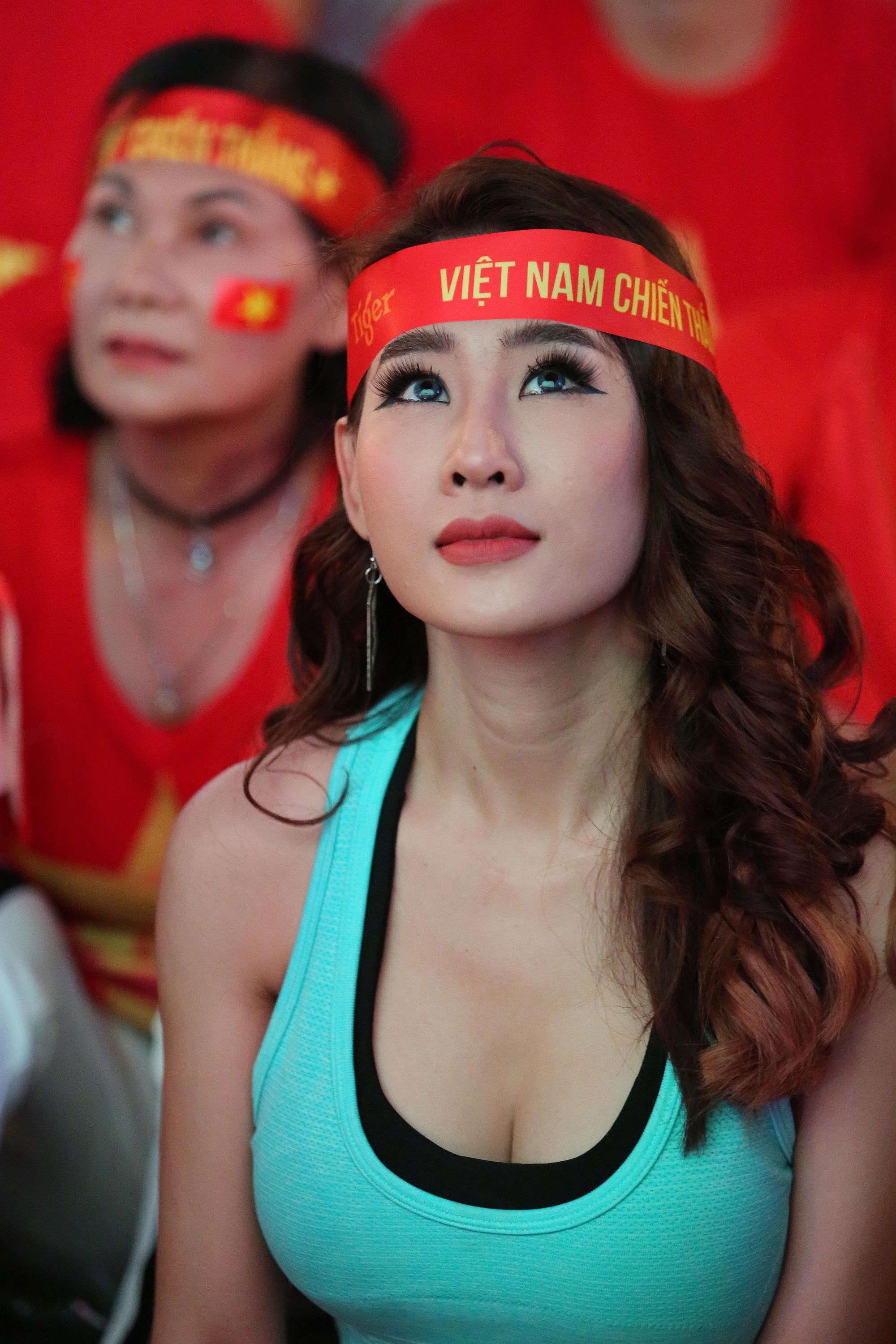 U22 Việt Nam chặn đứng hiện tượng Campuchia: CĐV vỡ &ograve;a phấn kh&iacute;ch - Ảnh 5.