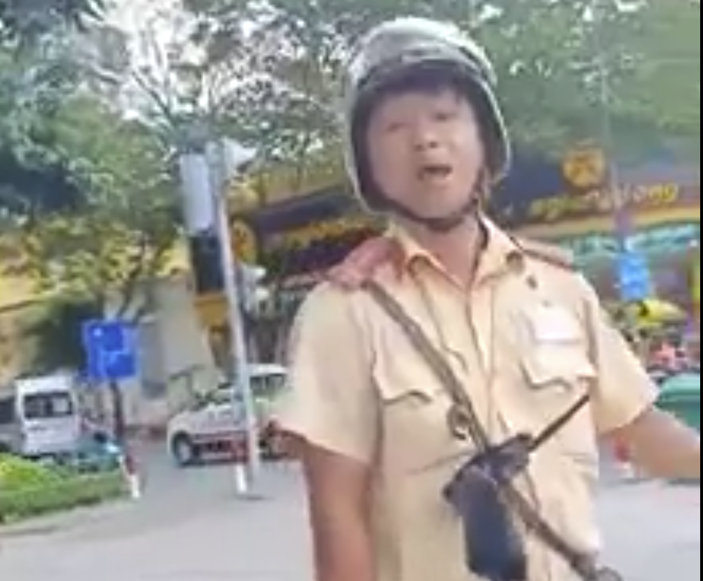 Làm rõ clip CSGT ở TP HCM chửi tục khi bị tài xế quay phim
