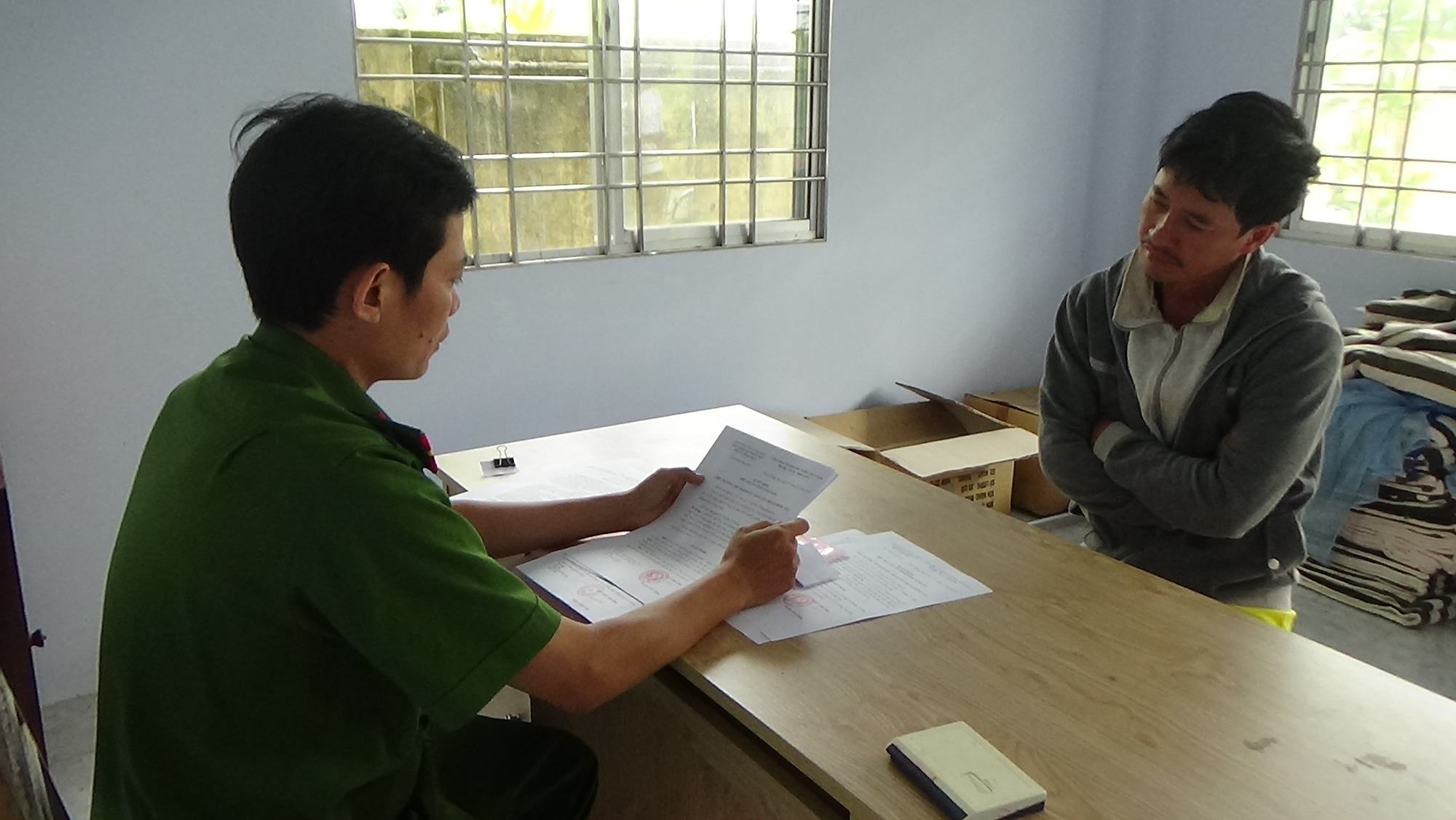 Bắt giam kẻ chém đứt lìa ngón tay thanh tra giao thông - Ảnh 1.