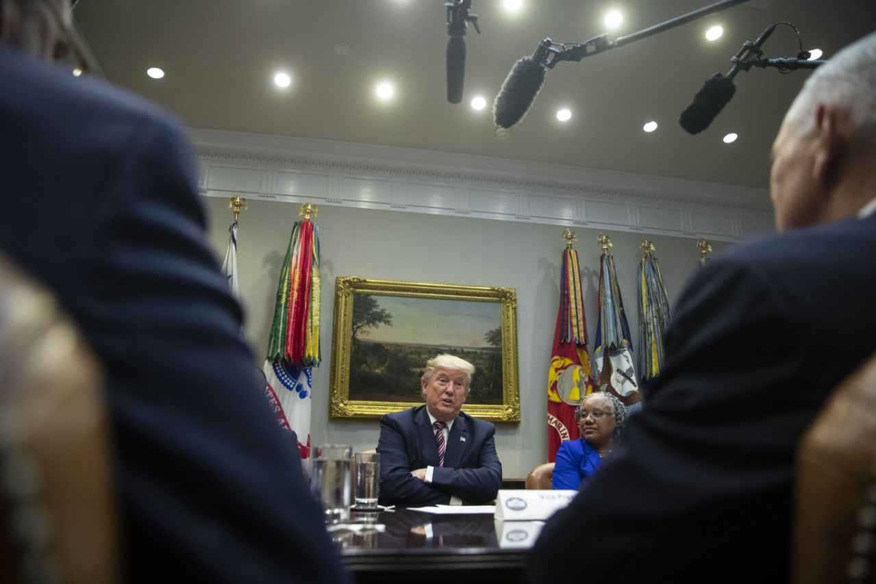Tổng thống Donald Trump vật lộn với vấn nạn “mang tầm cỡ quốc gia”