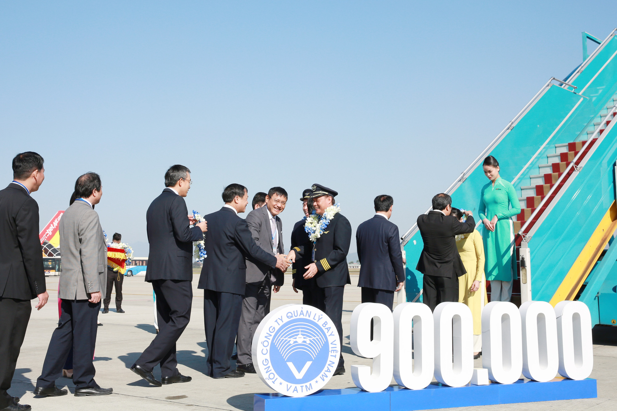 Mỗi ngày có bao nhiêu chuyến bay trên bầu trời Việt Nam?