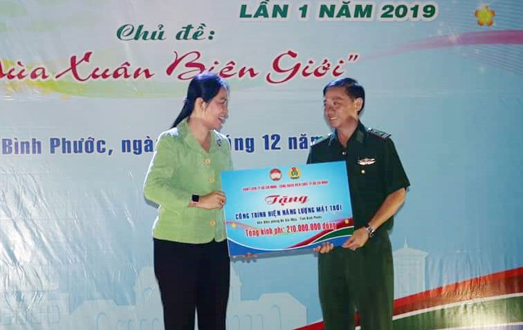 Ấm áp chuyến hành trình Hoa bàng vuông - Ảnh 1.