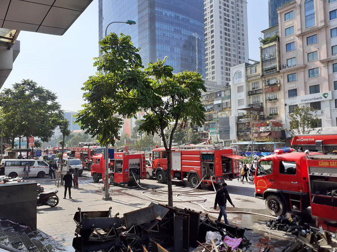 Ch&aacute;y chi nh&aacute;nh ng&acirc;n h&agrave;ng BIDV, đưa khoảng 60 người tho&aacute;t ra ngo&agrave;i an to&agrave;n - Ảnh 2.