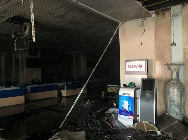 Ch&aacute;y chi nh&aacute;nh ng&acirc;n h&agrave;ng BIDV, đưa khoảng 60 người tho&aacute;t ra ngo&agrave;i an to&agrave;n - Ảnh 4.