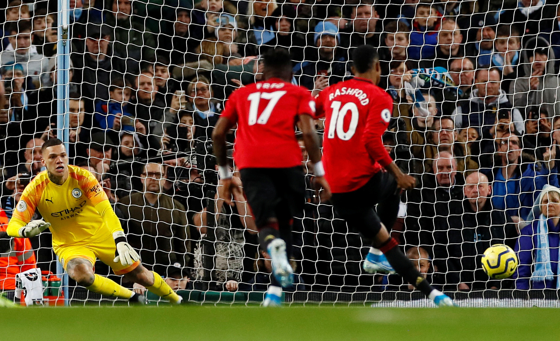6 ph&uacute;t b&ugrave;ng nổ, song s&aacute;t Man United gieo sầu Man City trận đại chiến - Ảnh 3.