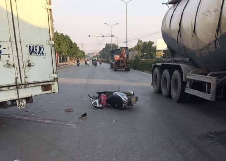 Va chạm với xe tải, mẹ tử vong, con gái 6 tuổi bị thương nặng