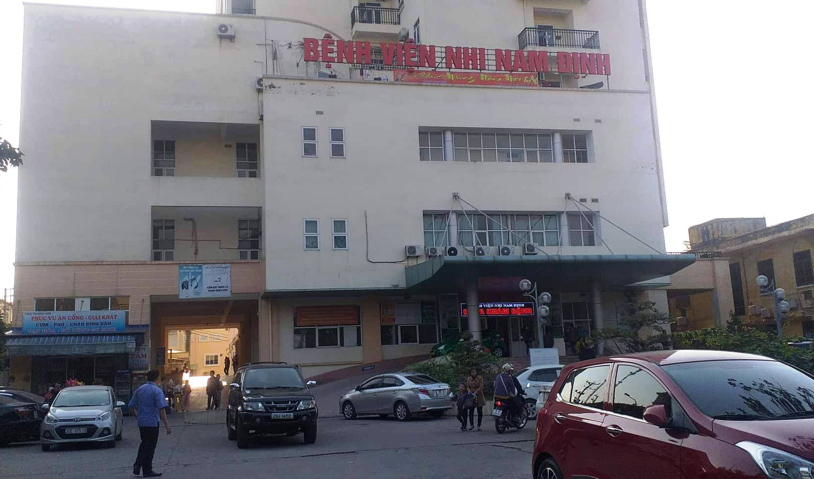 Vụ ăn bớt thuốc của bệnh nhi ở Nam Định: Bắt nữ trưởng ph&ograve;ng xinh đẹp - Ảnh 1.
