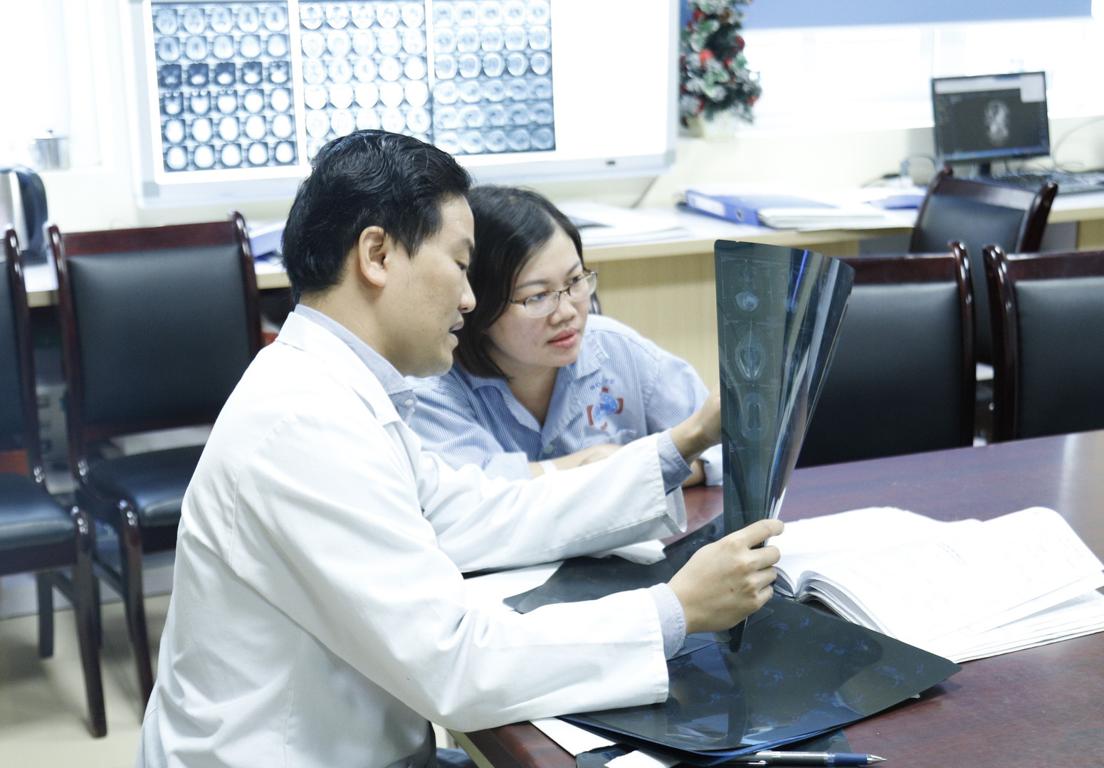 Mẹ ung thư di căn não đến mức mất trí nhớ vẫn quyết giữ thai để sinh con - Ảnh 1.