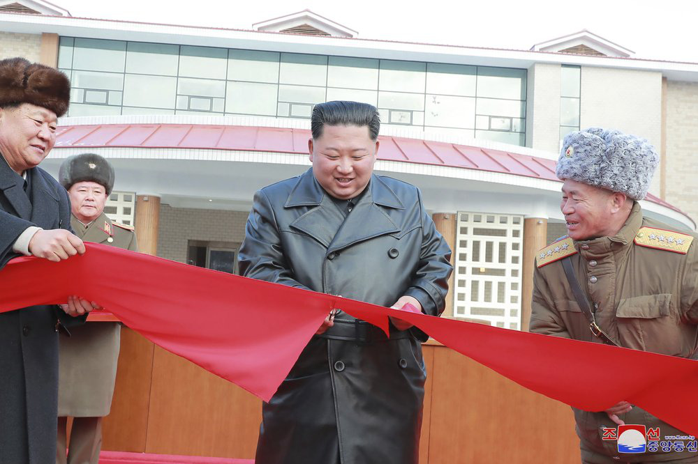 Lãnh đạo Kim Jong Un khánh thành khu nghỉ dưỡng, Triều Tiên lách lệnh trừng phạt - Ảnh 1.