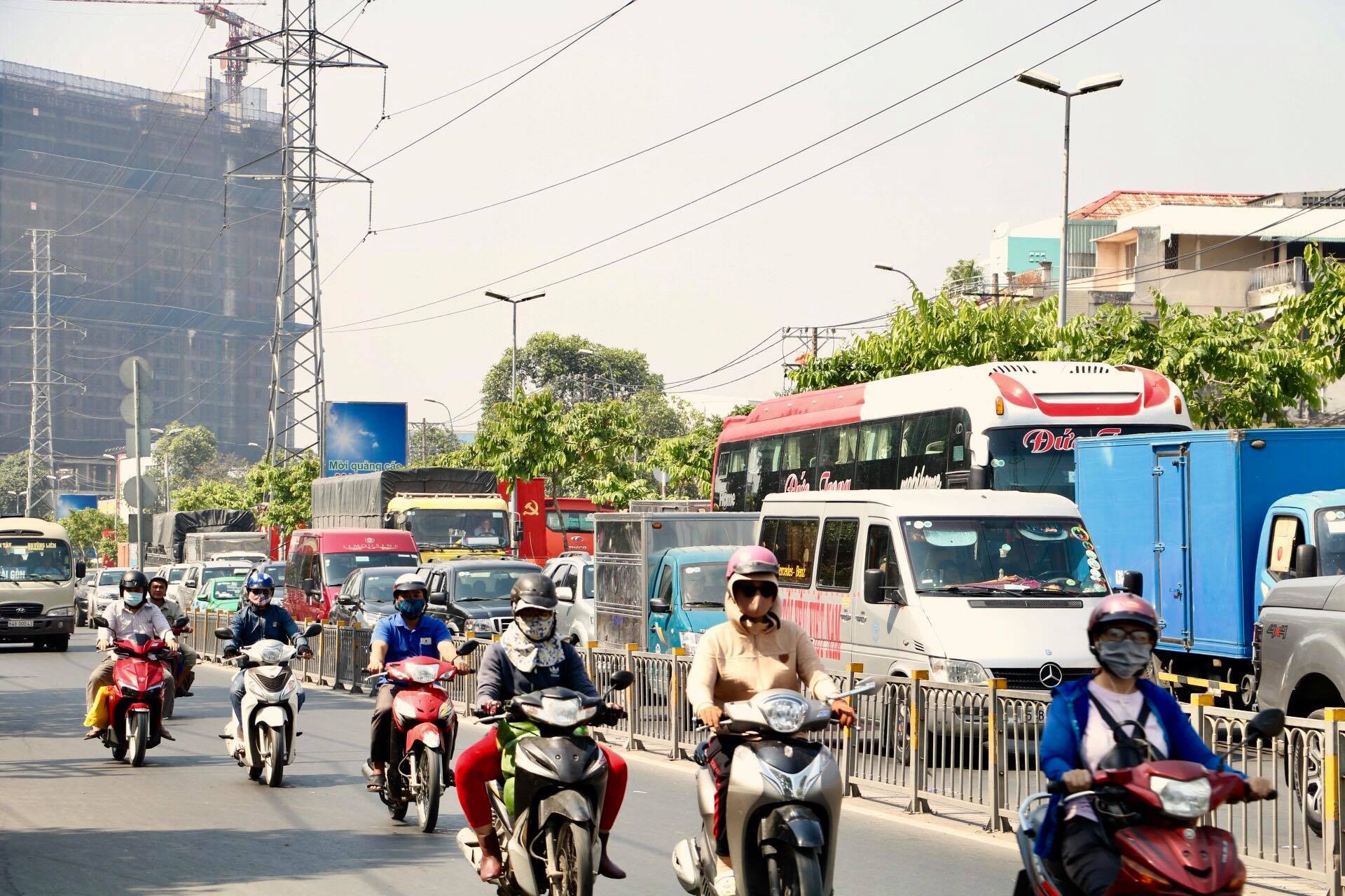 Khách xếp hàng đông nghẹt, chờ mua vé ở Bến xe Miền Tây - Ảnh 7.