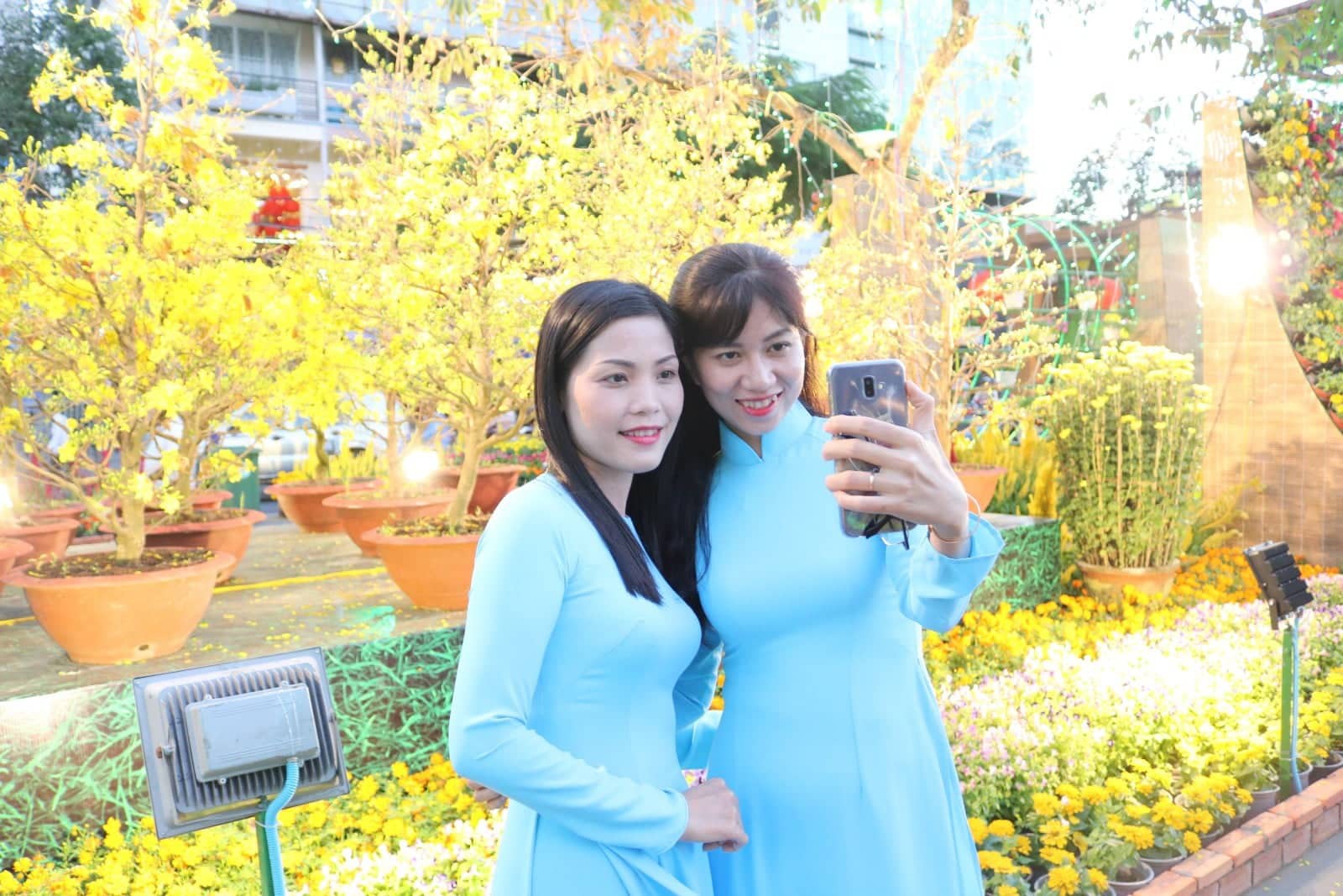 Đường hoa nghệ thuật Cần Thơ rực rỡ khi được lắp 80.000 chậu hoa tươi