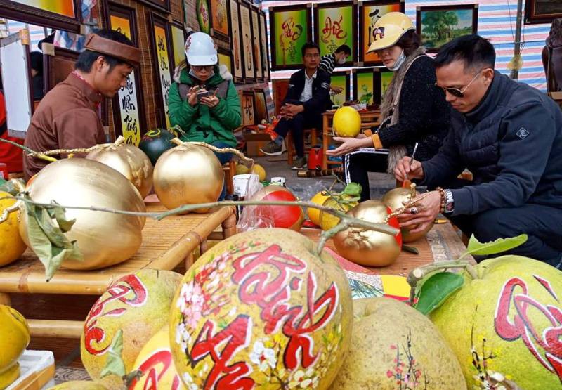 Vẽ chữ thư ph&aacute;p tr&ecirc;n tr&aacute;i c&acirc;y, &ocirc;ng đồ kiếm tiền triệu mỗi ng&agrave;y - Ảnh 3.