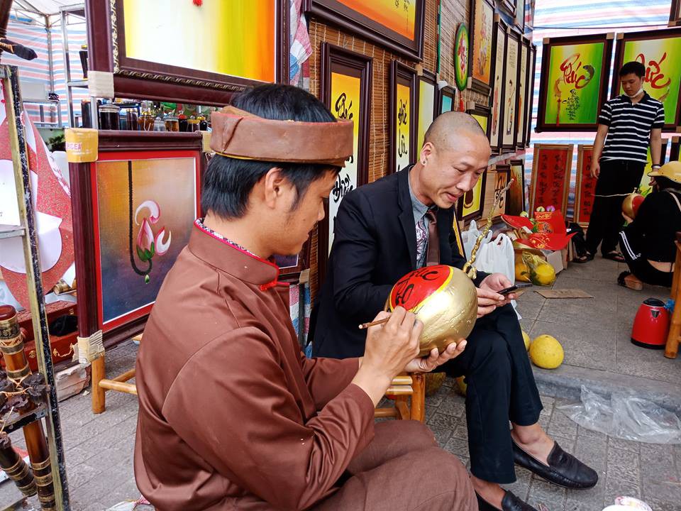 Vẽ chữ thư ph&aacute;p tr&ecirc;n tr&aacute;i c&acirc;y, &ocirc;ng đồ kiếm tiền triệu mỗi ng&agrave;y - Ảnh 8.