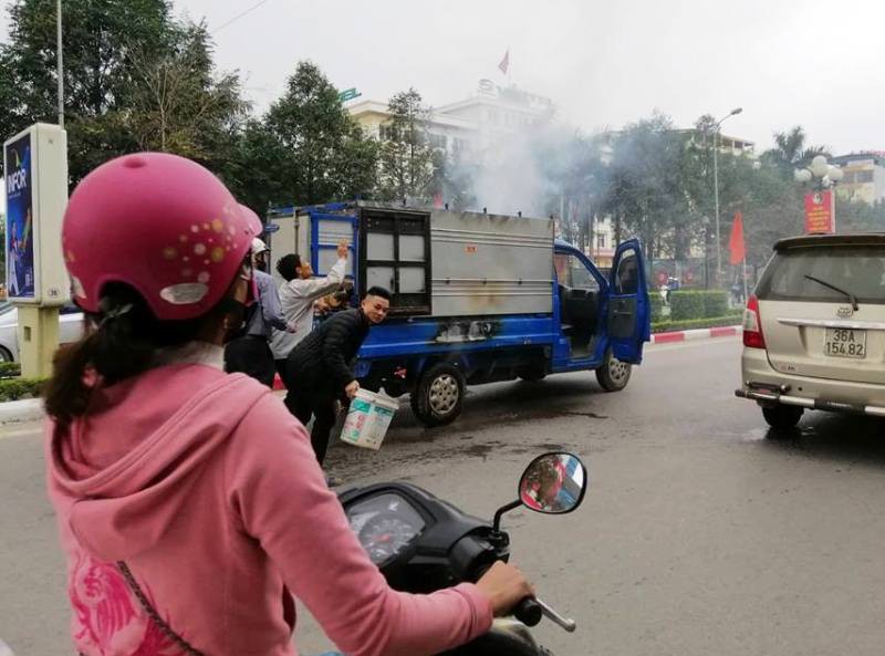 Xe tải chở nồi bánh chưng “vừa đi vừa nấu” bốc cháy nghi ngút trên phố