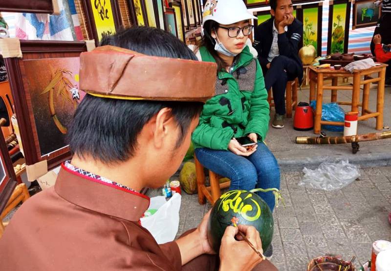 Vẽ chữ thư ph&aacute;p tr&ecirc;n tr&aacute;i c&acirc;y, &ocirc;ng đồ kiếm tiền triệu mỗi ng&agrave;y - Ảnh 7.