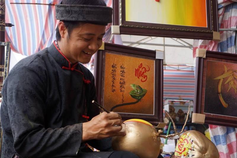 Vẽ chữ thư ph&aacute;p tr&ecirc;n tr&aacute;i c&acirc;y, &ocirc;ng đồ kiếm tiền triệu mỗi ng&agrave;y - Ảnh 6.