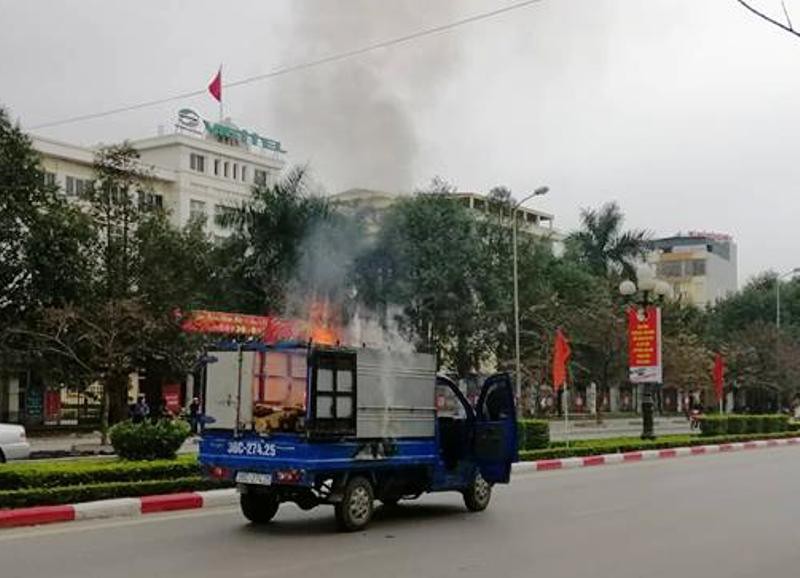 Xe tải chở nồi b&aacute;nh chưng &ldquo;vừa đi vừa nấu&rdquo; bốc ch&aacute;y nghi ng&uacute;t tr&ecirc;n phố - Ảnh 1.